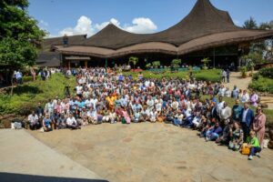 The photo shows around 550 people from 85 countries in the hotel yard